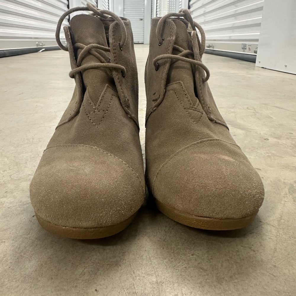 Toms Men's Suede Chukka Boots in Taupe